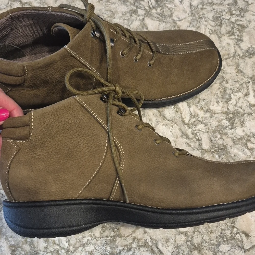 White Mountain Lisa Waterproof Hiking Boots In Olive Green NWOT